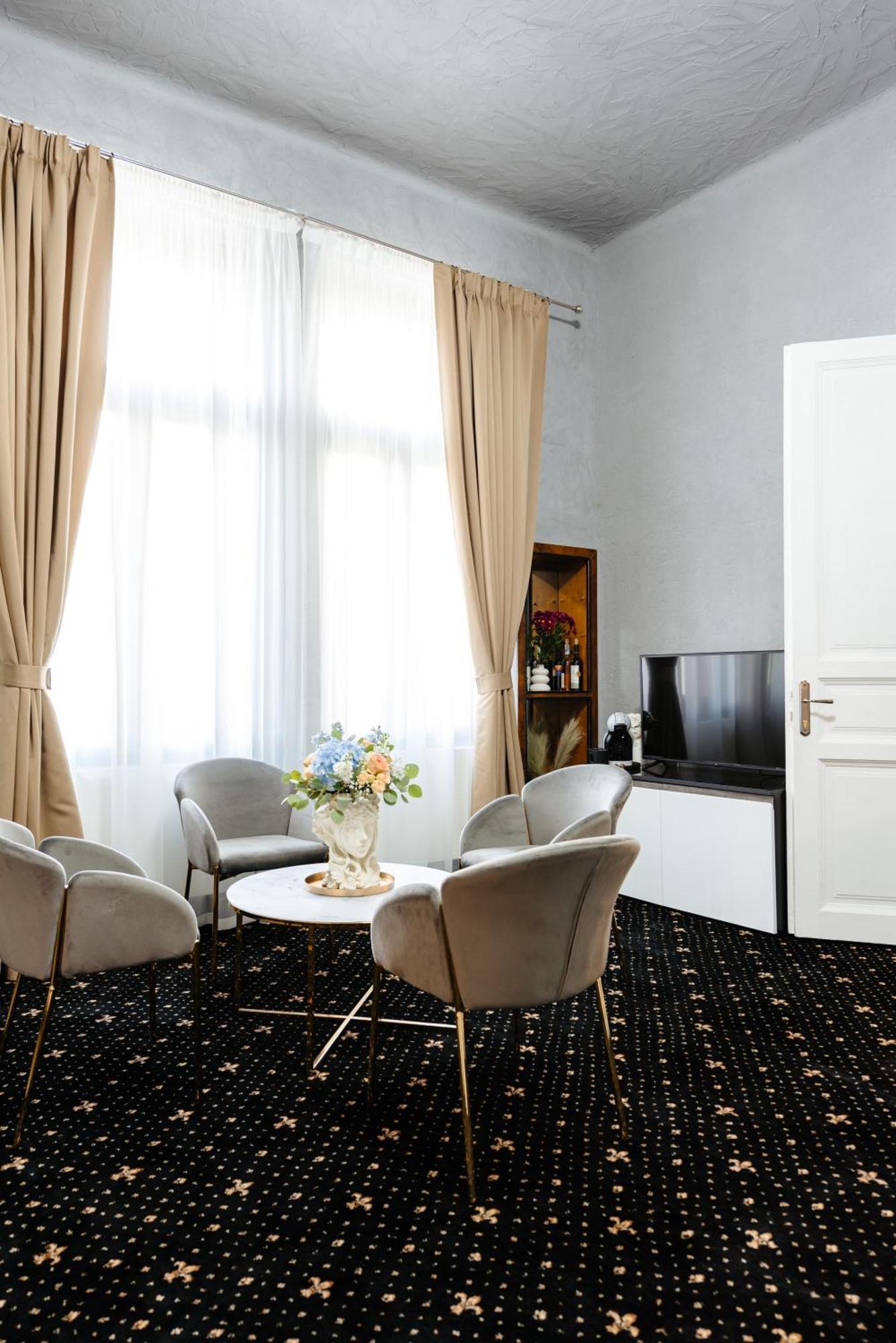Palace Bulevard 3*